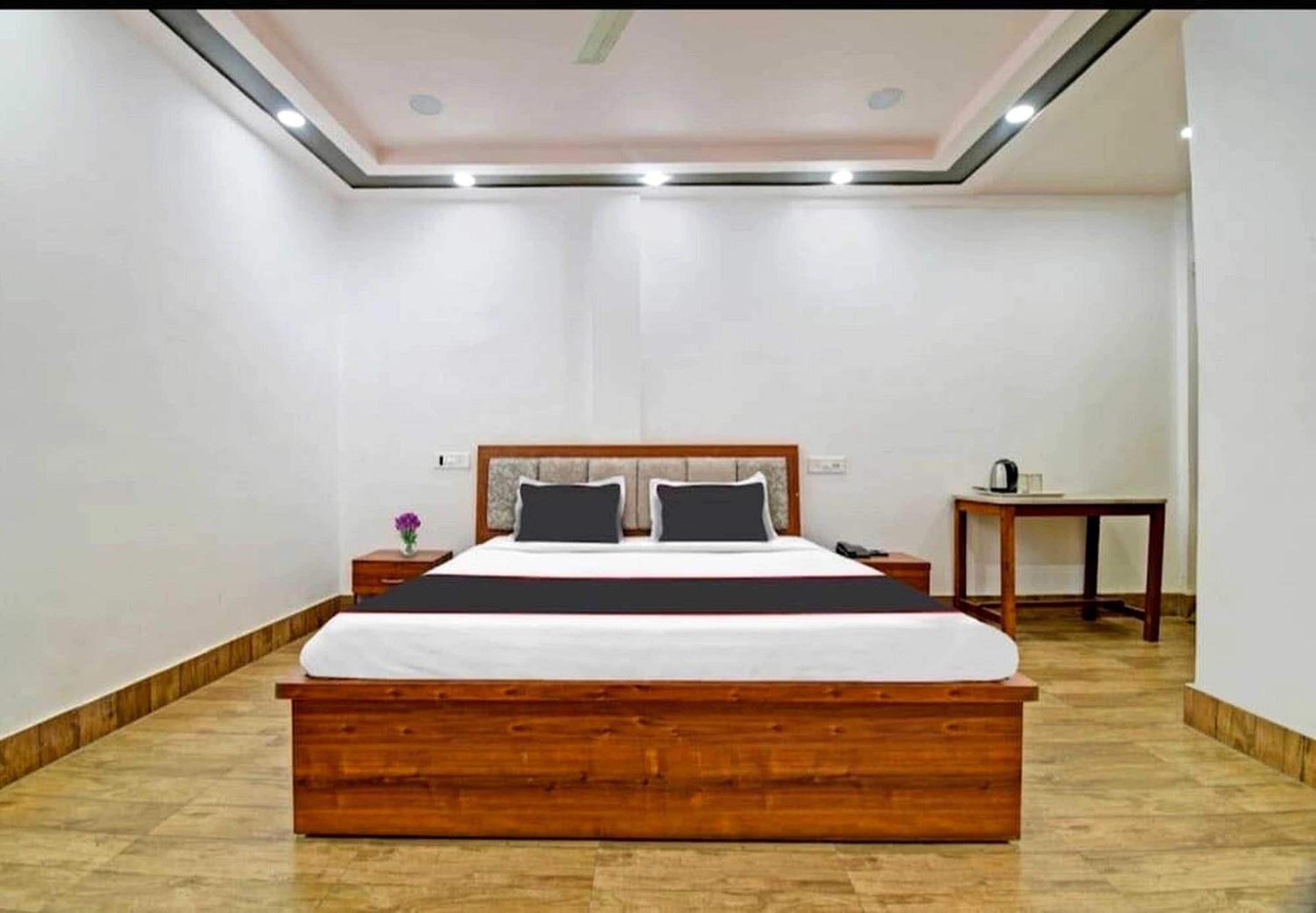 Collection O Megha Resort Jorhāt Екстериор снимка