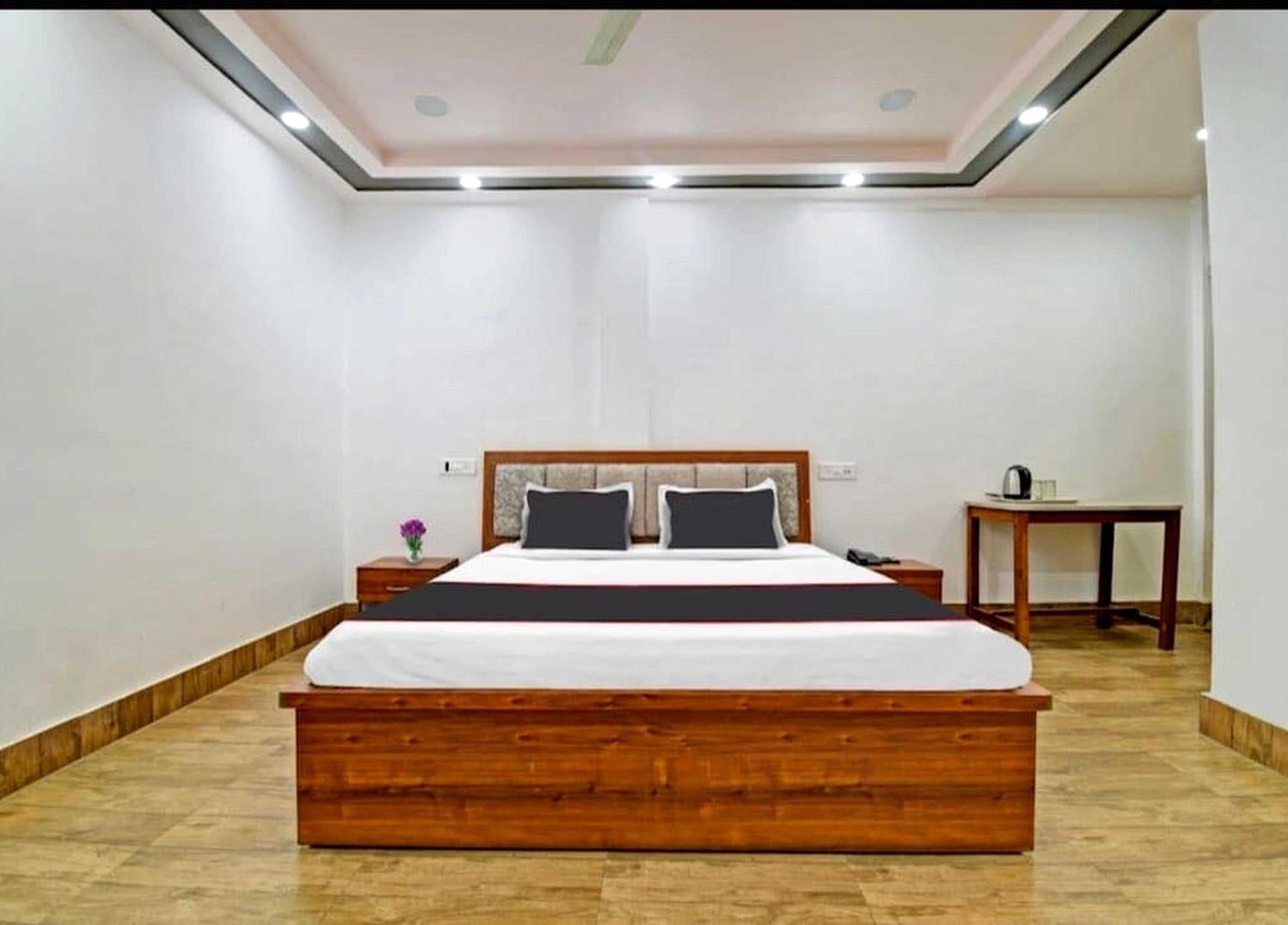 Collection O Megha Resort Jorhāt Екстериор снимка