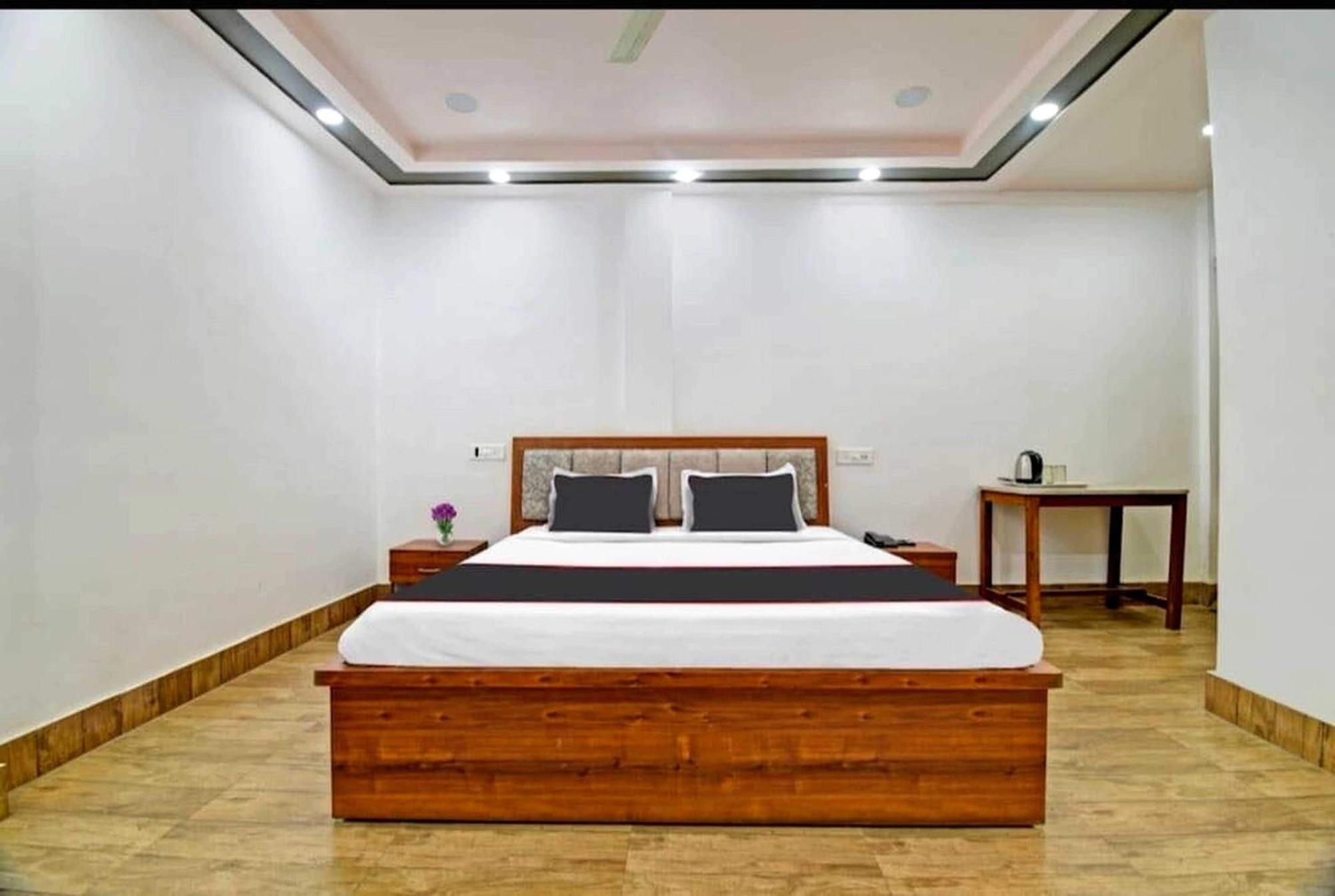 Collection O Megha Resort Jorhāt Екстериор снимка